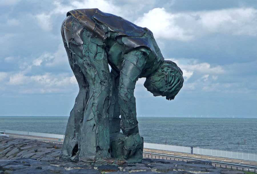 Памятник строителям дамбы Афслёйтдейк.