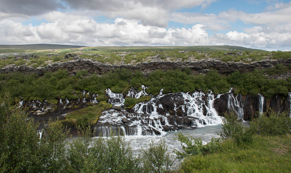 Водопад Хрейунфоссар (Hraunfossar) Вид на водопад Хрейунфоссар (Hraunfossar) со смотровой площадки
