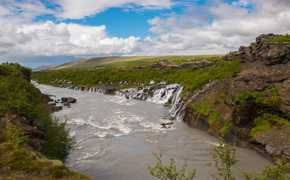 Водопад Хрейунфоссар (Hraunfossar) общий вид. Водопад Хрейунфоссар (Hraunfossar) общий вид. Июль 2017 года.