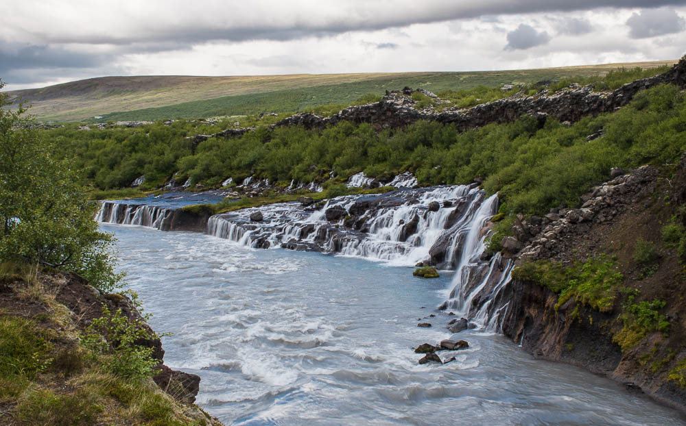 Водопад Хрейунфоссар (Hraunfossar) вид со стороны моста Водопад Хрейунфоссар (Hraunfossar) вид со стороны моста. Июль 2017 года