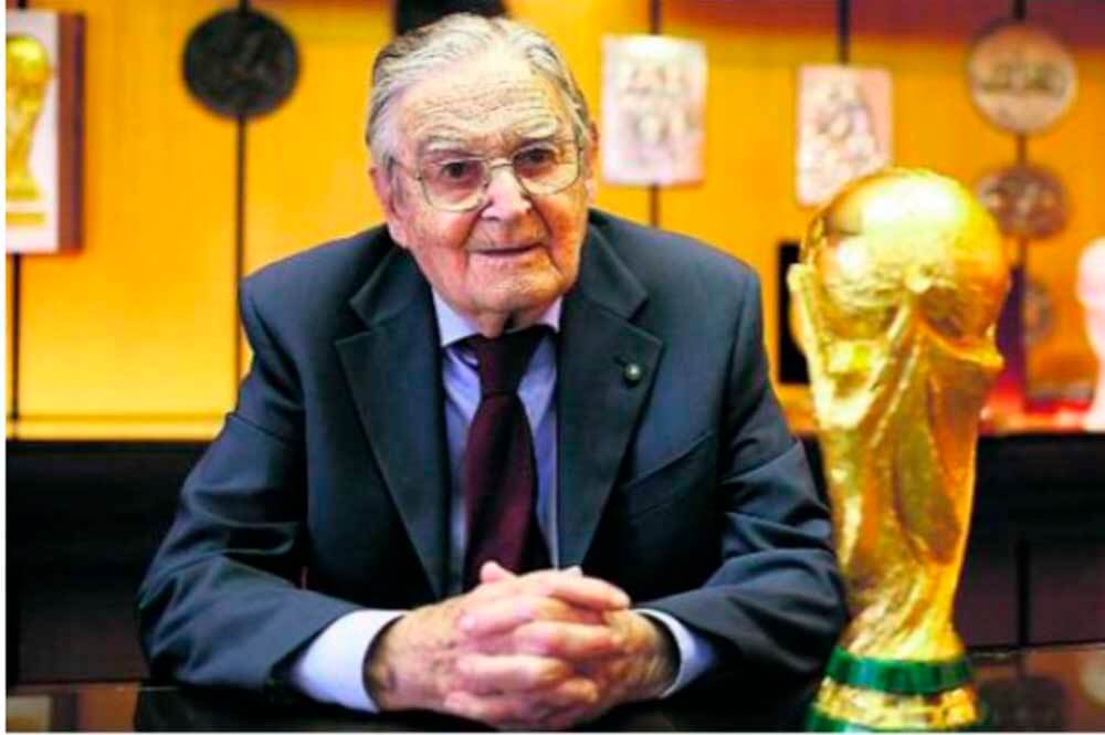Сильвио Гадзаниджа и Кубок мира ФИФА. Автор дизайна Кубка мира ФИФА Сильвио Гадзаниджа . 2014 год.