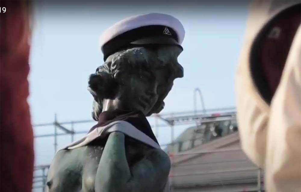 Хавис Аманда в фуражке выпускника. Символ Хельсинки в фуражке выпускника.