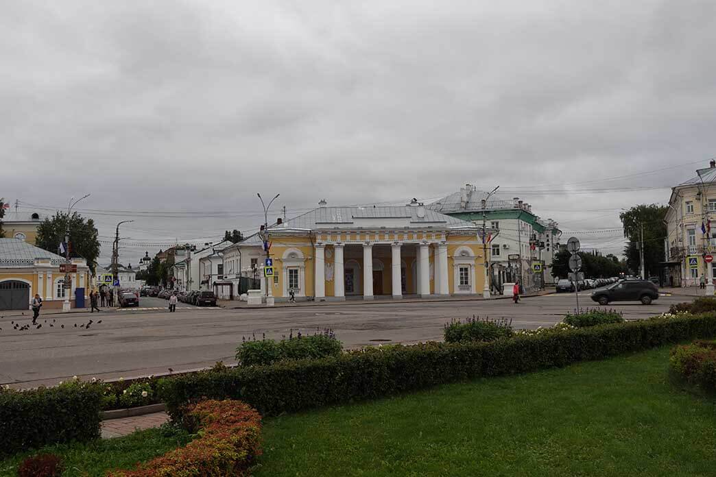 Здание гауптвахты на центральной площади Костромы. Здание гауптвахты на центральной площади Костромы.