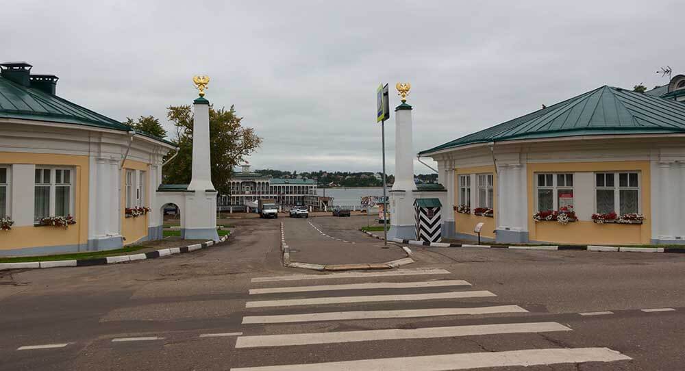 Московская застава в Костроме. Пристань нв Волге и колонны Московской заставы в Костроме.