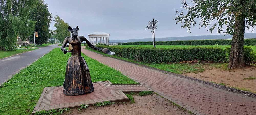 Скульптура мыши из металла.