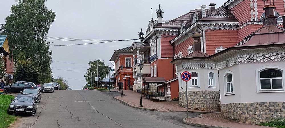 Главная туристическая улица города Мышкина. справа "Мышиные палаты".