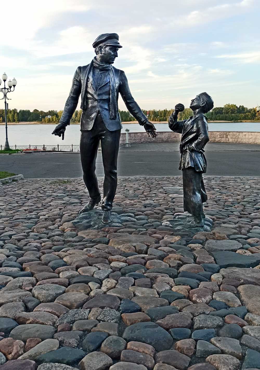 В Рыбинске снимался фильм "12 Стульев". Памятник - сценка из фильма: "Дядь, дай 10 копеек!"