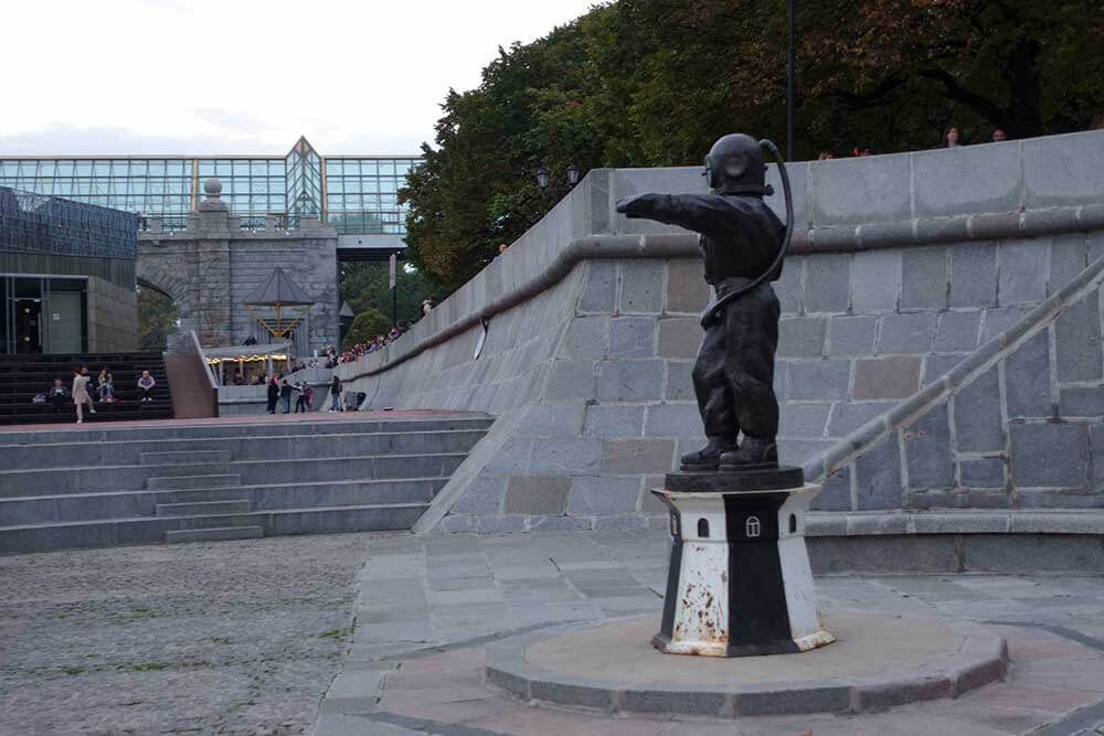 Скульптура "Водолаз - маяк" в Парке Горького. Скульптура "Водолаз - маяк" в Парке Горького. 2021 год.