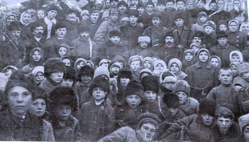 В.И. Ленин и Н.К. Крупская после встречи с крестьянами. В.И. Ленин и Н.К. Крупская после встречи с крестьянами.