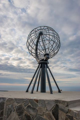 Металлическая стела на мысе Нордкапп.