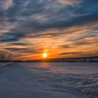 Солнце у края горизонта.